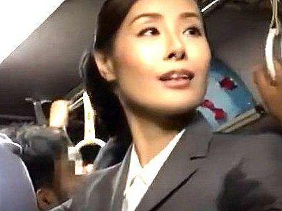 ＜おばさんを痴●＞「ヤメテクダサイ…ｲﾔ」男を忘れたBBA熟女！痴漢師犯され実は・・・感じてるぞ！！