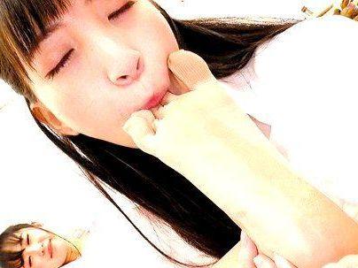 ＜足舐めレズ！＞「ばい菌大丈夫か、これ？？」クソ可愛い美少女達！レズ行為女同士で絡み合いシチャウゾ！！！
