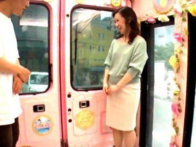 ＜四十路熟女！＞恥ずかしいです…！欲求不満の上品な奥さん！若い男とMM便でディープキスしてNTR！！！