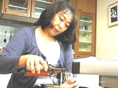＜人妻熟女！＞「ブスのババア、興奮！」性欲高めの熟女のマッマ！息子と近親相姦興奮シチャウゾ(アダルト動画)