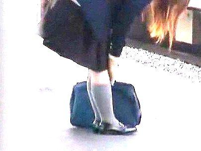 ＜レズ痴●！＞ダメなの…に…制服姿のイケイケＧＡＬ！電車でレズ痴漢行為でおしっこ漏らしとるぞ！！！