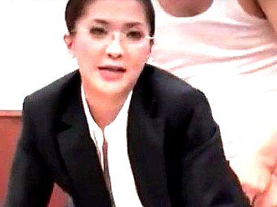 ＜妄想ファック！＞「裁判中に・・・ヒヒヒ・・・・」抗議してるメガネの強気な美女！お構いなしで立ちバックしてヤルゾ！！！
