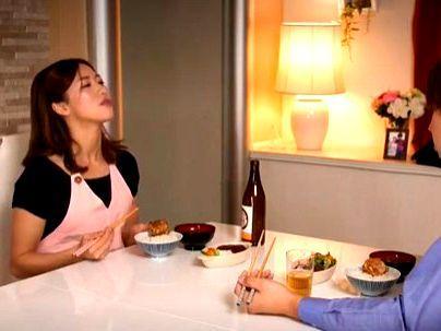 ＜町内キャンプ！＞「美味しい…」幸せそうな美人奥さん！爺たちにキャンプでNTR持ち込まれるぞ！！！
