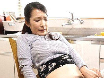 ＜四十路熟女＞クリトリス・・・イイの…♡色気半端ない美人お母さん！息子とエロ行為発展シチャウゾ(無料エロ動画)