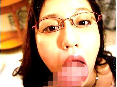 ＜人妻熟女！＞「四十路眼鏡・・・たまんね～！！」カウセリング受けてる美人奥さん！NTRファック持ち込まれる(アダルト動画)