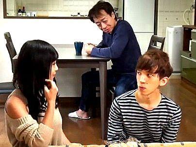 ＜コタツNTR！＞「声出ちゃう…♡」再婚したボインのエッロイ奥さん！連れ子とご覧の通りやっとるぞ(アダルト動画)