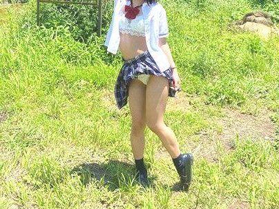＜おしっこ放尿！＞興奮しちゃうの…！スレンダー細身の制服姿の可愛い美少女！露出エロ行為ハッスルしちゃうゾ！！