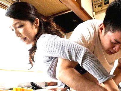 ＜四十路BBA！＞ダメなの…上品な感じの美魔女オバサン奥さん！息子といけない関係に発展すっぞ(アダルト動画)