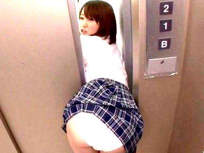 ＜エレベーター挟まれ！＞この状況だったらどうする？？もちろんパンツ脱がしてマンコかアナルのどっちかに入れるでしょ！