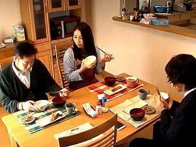 ＜家族崩壊！＞「この幸せな家族が・・・」僕の母親ママがオナニー！息子が暴走モード突入すっぞ！！！