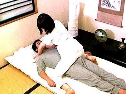 ＜出張整体師！＞「気持ちいいですか…♡？」出張整体師のカワイ子ちゃん！お客チンポ刺激シチャウゾ(無料エロ動画)