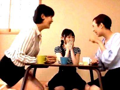＜トリプルレズ！＞してみる？３人で…♡？性欲高めの美魔女おばさん達！3Pレズ交尾女同士で絡み合いシチャウゾ！！！