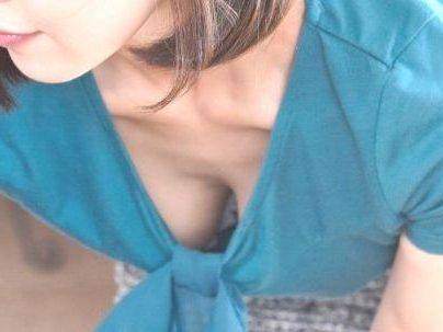 ＜友達の母親＞「谷間が・・・エッロ！」スタイル抜群ボイン友達の母親！ガマンデキナイのでやっちゃうぞ(アダルト動画)