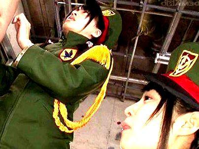 ＜美少女兵！＞「いう事聞きなさいよ！！」美乳パイ乙小柄美少女兵達！男を痴女行為で楽しんじゃうぞ(アダルト動画)