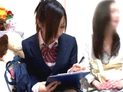 ＜マッサージ！＞これ書くんですか？！ママと来たイマドキ制服女子！オイルマッサの餌食でヤラレルぞ(アダルト動画)