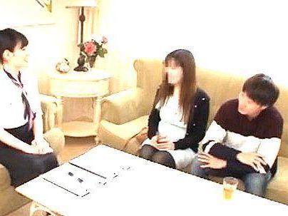 ＜妻がいる至近距離＞「ばれないように…♡ね？」まさかの展開！マッサージ師が妻がそばにいるのにエロい事してきたぞ！！