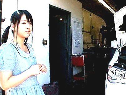 ＜黒人！＞「口・・イッパイなの…」ガリの細身可愛い女子！外国人チンポお口でくわえとるゾ(アダルト動画)