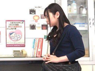 ＜美魔女人妻！＞え？見せないでください…？！清楚な感じの美熟女おばさん！おちんぽ見せたら・・・興奮して！！！