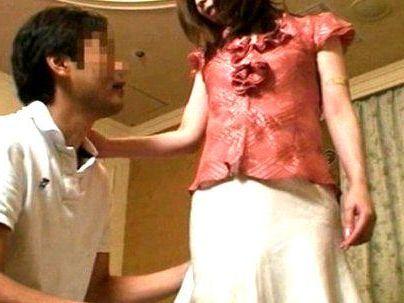 ＜三十路人妻！＞秘密のアルバイト…色気半端ない美人奥さん！旦那に内緒でエロ行為で金儲けｗがっぽり！！(無料エロ動画)