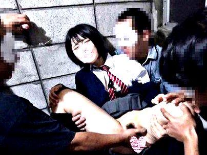 ＜肉便器！！＞もうダメなの…今どき滅茶苦茶可愛い制服女子！おじさんたちの乱交ファックでヤラレル(アダルト動画)