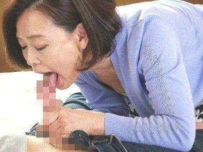 ＜五十路熟女＞おいしいの…♡！上品な感じの美魔女オバサン義理の母！娘婿チンポご覧の通り・・・舐めとる！！！
