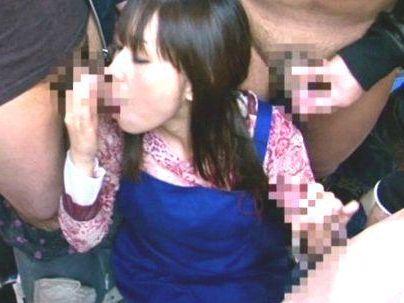 ＜まさかの店員さん！＞人気女優がAVショップ店員だと・・・ご覧の通り・・・男がチンポ出して群がるぞ！！！