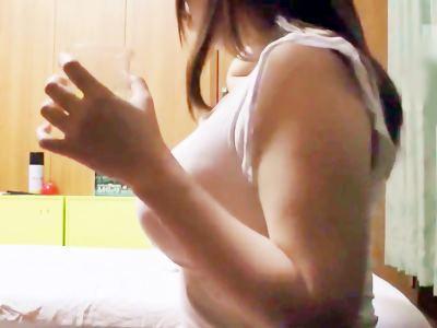 友カノを騙し媚薬を仕込んでNTR！レ●プされ彼氏の友達ち●ぽにイかされる巨乳おっぱいの素人娘を盗撮【椎葉みくる】