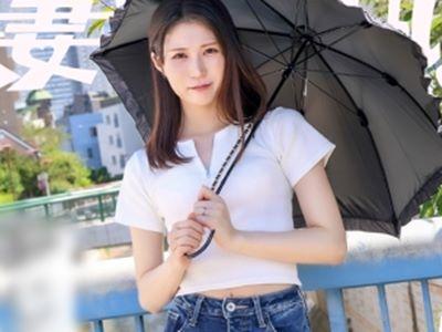 ＜人妻＞微乳がヒワイなS級素人♥♥長身ながらも感じやすい乳首を責められ他人棒挿入に悶えるアラサー熟女のハメ撮り！