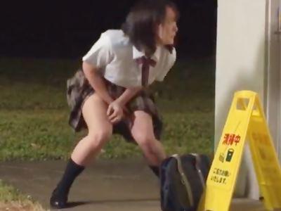 ＜お漏らし＞トイレを封鎖されおしっこを我慢できない美少女が羞恥の野ション！媚薬を塗った痴漢チ●ポをハメられイキまくる！