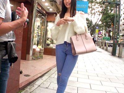 ＜素人ナンパ＞『撮影だけじゃないの？』スレンダー美脚の美女が騙され電マ攻めで潮吹きイキ♥美乳娘のハメ撮りセックス【企画】