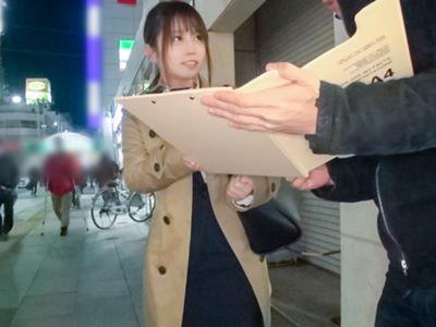 ＜人妻ナンパ＞就活生に見えた人妻OL（28歳）旦那にほっとかれてる可愛い巨乳若妻がベットの上で豹変♥【素人/企画】