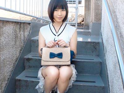 ＜素人ハメ撮り＞清楚に見えて性欲モンスター！29歳 歯科衛生士！童顔娘がキレイなパイパンま●こを弄られ潮吹き！【初撮り】