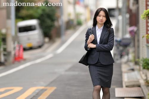【熟女×不倫】弱みに付け込まれてしまった女上司が仕事が出来ない部下に躾けられマゾ性を開花してしまう！