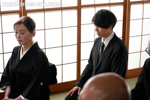 【未亡人×お母さん】お金に困って伯父さんに抱かれていた母親を見てしまった息子が嫉妬に狂い父親の遺影の前で母親を抱く