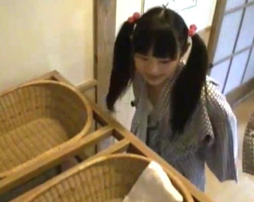初芽里奈｜アウロリJS娘×温泉風呂強姦｜嫁にバレないよう娘に勃起チンポを見せつけ近親SEXをする鬼畜親父