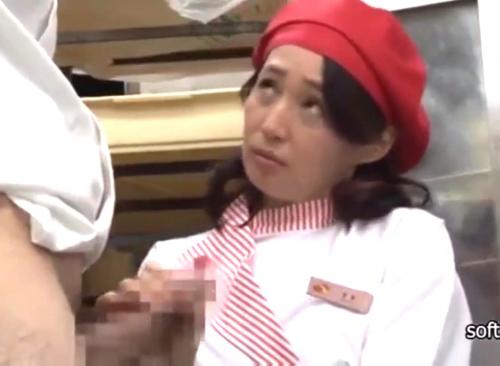 安野由美 |人妻×寝取られ｜職場で若いスタッフに勃起チンポを見せられ、欲求不満だった奥さまは・・・