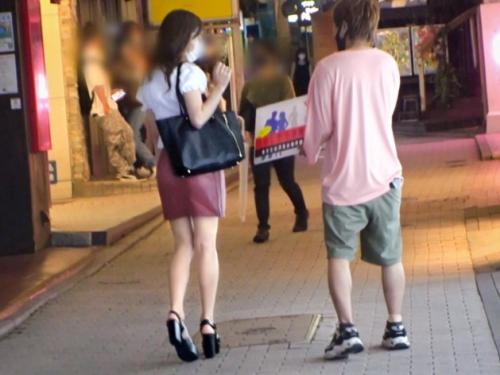 【素人ナンパ】ウソのインタビューをしながらスレンダー美女をゲット！スタジオに連れ帰りずらしハメしながらヤリまくっちゃう