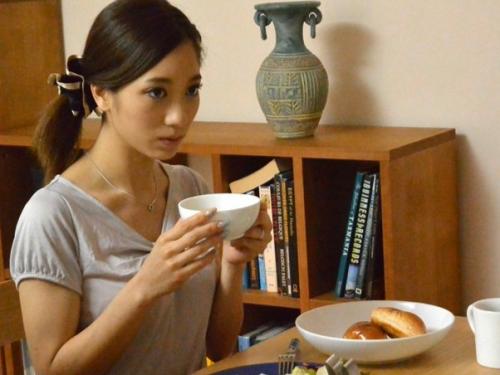 【人妻NTR】我が家のように振る舞うパワハラ上司犯された美人妻...旦那の出世をネタに脅されて逆らえずチンポをねじ込まれる