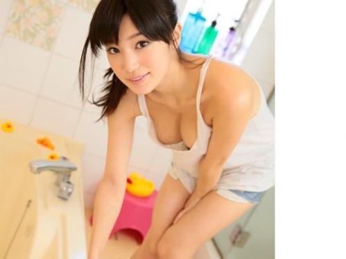 【姉弟相姦】家でお風呂掃除してるグラドルしてるお姉ちゃん...ノーブラおっぱいに欲情した弟くんのチンポをパイズリしちゃう