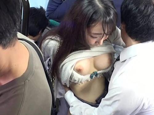 【人妻痴漢】夫が近くに居るのに痴漢され感じちゃう美人妻...欲求不満の身体が疼いて欲情し逆にチンポを貪りハメ倒されちゃう