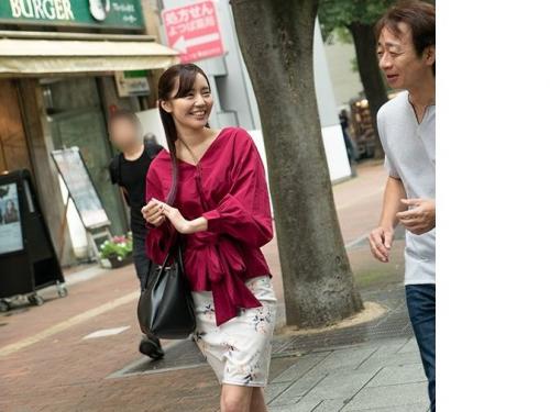 【人妻ナンパ】街行くキレイな人妻さんをなんとかゲット！素股をしてもらいながら欲情して杭打ちしながら美巨乳揺らしちゃう