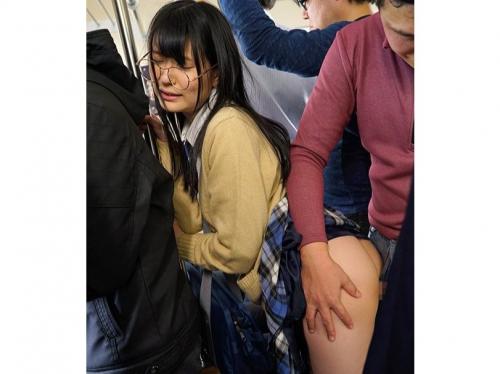 【JK痴漢】マジメで大人しそうな少女を狙う痴漢師たち...怖くて声も出せず触られながら凌辱されチンポをねじ込まれて輪姦レイプ
