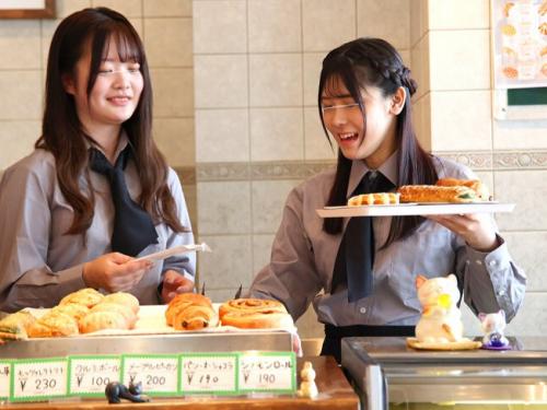 【JKレイプ】弱みを握って逆らえないバイト店員を店内で犯すクズ親父！誰もいなくなった店内でレイプされエロ汁まみれに...