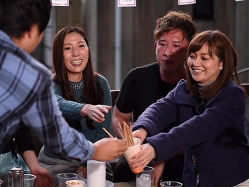 【人妻企画】旅先で出会った若者グループと人妻たちが意気投合！酒飲みながら王様ゲームで盛り上がり相手を見つけてハメまくる