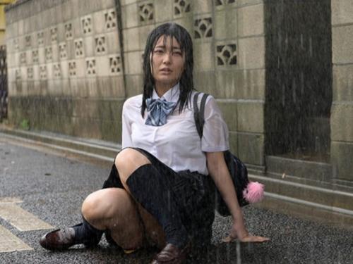 【JKレイプ】彼氏にフラれて泣き崩れてる女子校生を保護した中年オヤジ...びしょ濡れの透けた制服姿に我慢できず犯しちゃう