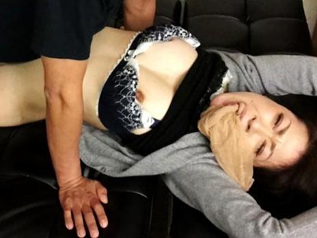 【熟女レイプ】街を歩く油断した熟女をさらって監禁レイプ！鬼畜な男たちに凌辱されながら何度もチンポをねじ込まれてしまう