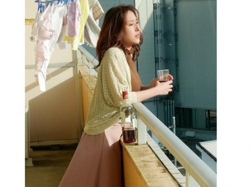【人妻不倫】昼間から酒を飲むほど退屈な日々を送る美人妻 ...隣に越して来た青年に告白され求められた事に嬉しくなり不倫SEX