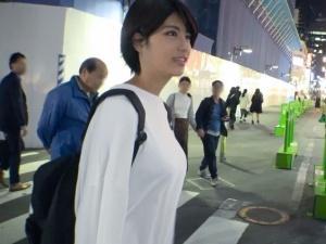 【素人ナンパ】「え、勃ってる…」彼氏じゃないデカチンを前に赤面！！ボーイッシュながらSEXには不慣れなようで…