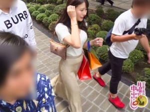 「いっぱい出ちゃってるーーーッ！！」ベッドの上に海出現ｗｗ尋常じゃない潮の量に驚愕するアラサー妻とのびしょ濡れFUCK