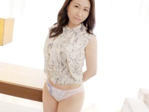 「女性として見られてないというか…」自信を無くしている様子のアラフォーおばさんが他人棒にしゃぶりついて背徳SEX